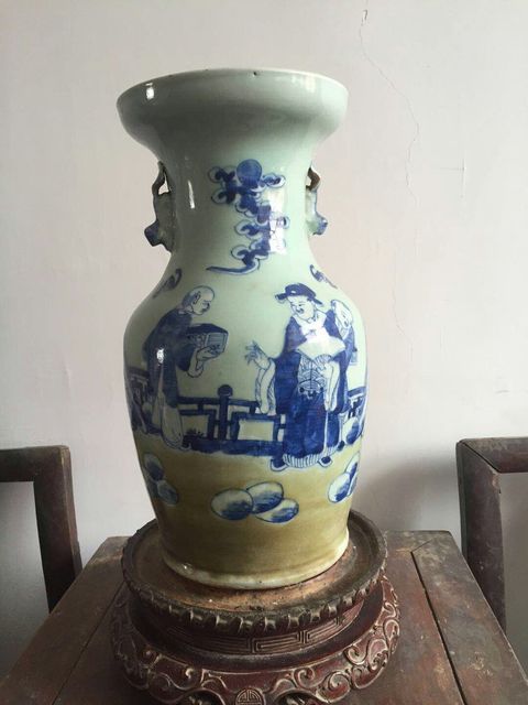 古玩陶瓷豆青釉青花人物故事紋雙耳瓶拍賣，當(dāng)前價(jià)格10800元