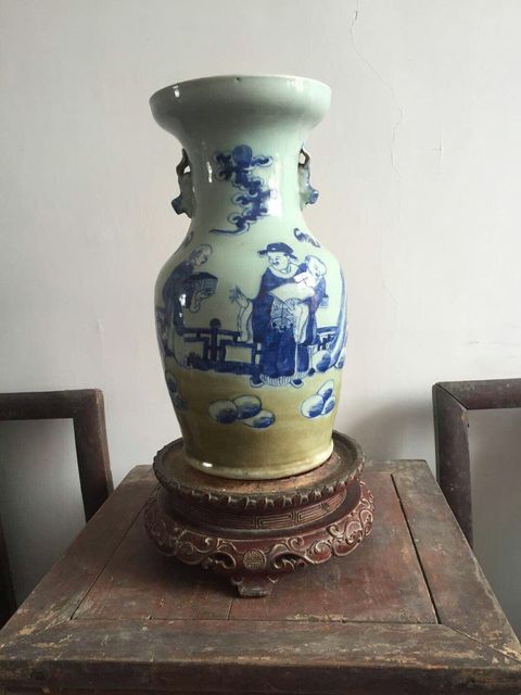 古玩陶瓷豆青釉青花人物故事紋雙耳瓶拍賣，當(dāng)前價(jià)格10800元