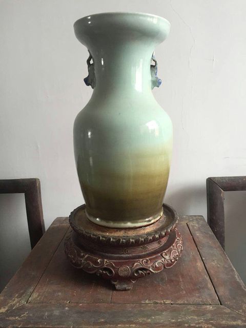 古玩陶瓷豆青釉青花人物故事紋雙耳瓶拍賣，當(dāng)前價(jià)格10800元