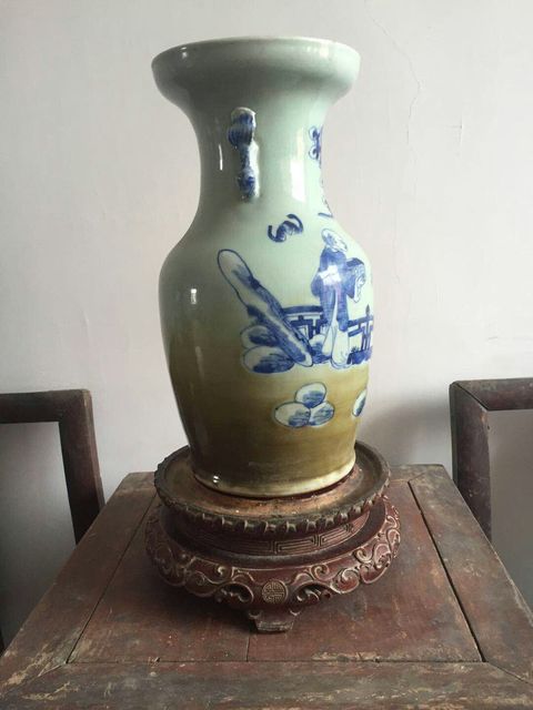 古玩陶瓷豆青釉青花人物故事紋雙耳瓶拍賣，當(dāng)前價(jià)格10800元