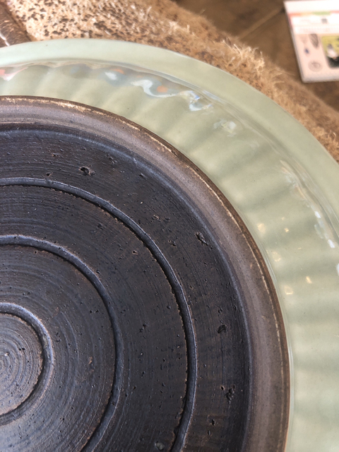 古玩陶瓷豆青釉暗刻蓮瓣紋折沿盤拍賣，當(dāng)前價格4000元