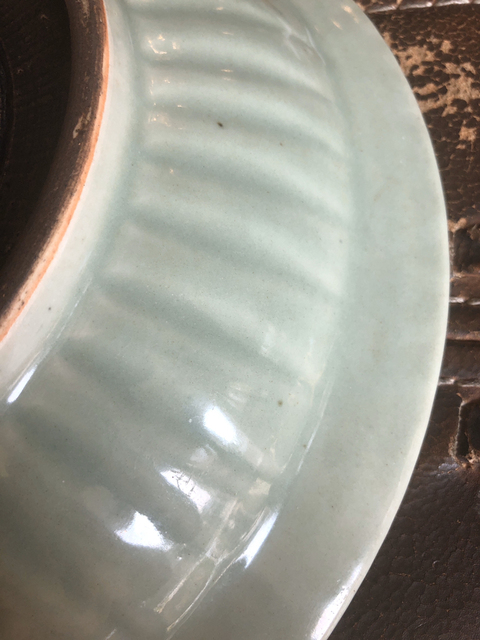 古玩陶瓷豆青釉暗刻蓮瓣紋折沿盤拍賣，當(dāng)前價格4000元