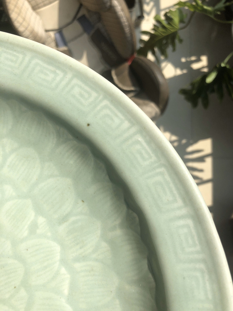 古玩陶瓷豆青釉暗刻蓮瓣紋折沿盤拍賣，當(dāng)前價格4000元