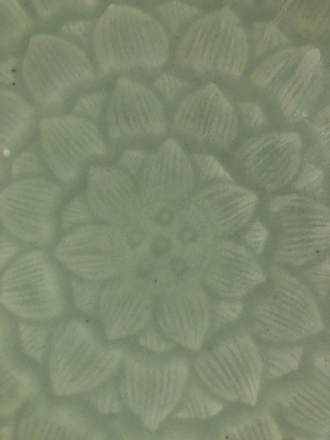 古玩陶瓷豆青釉暗刻蓮瓣紋折沿盤拍賣，當(dāng)前價格4000元