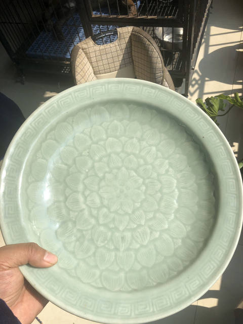 古玩陶瓷豆青釉暗刻蓮瓣紋折沿盤拍賣，當(dāng)前價格4000元