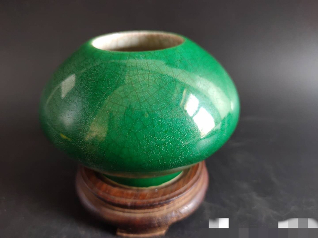 古玩陶瓷綠哥釉雞心罐真品鑒賞圖
