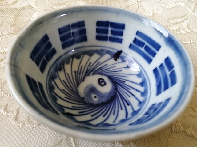 古玩陶瓷外豆青釉內青花八卦紋杯拍賣，當前價格6000元