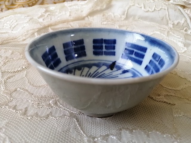 古玩陶瓷外豆青釉內青花八卦紋杯拍賣，當前價格6000元