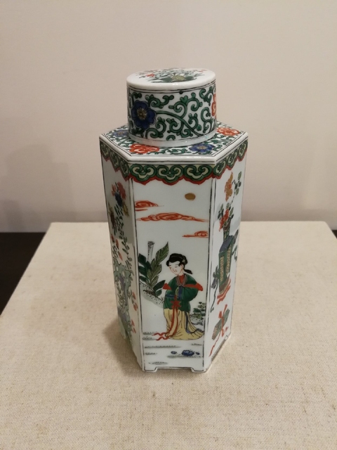 古玩陶瓷清早期風格五彩人物紋六方罐真品鑒賞圖