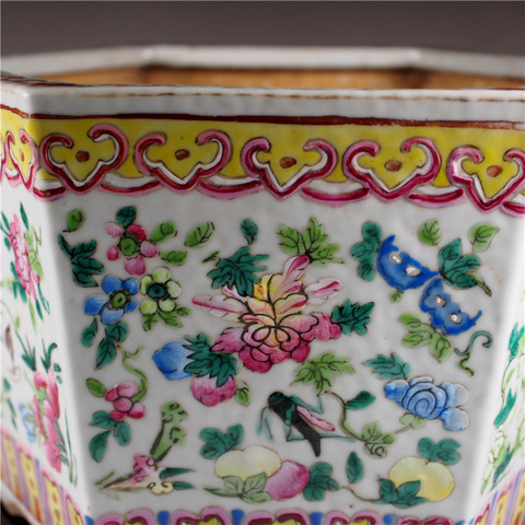 古玩陶瓷同治粉彩花鳥草蟲紋六方盆拍賣，當前價格14800元