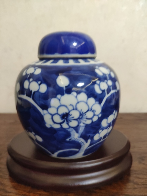 古玩陶瓷青花留白梅紋蓋罐拍賣，當(dāng)前價(jià)格8500元