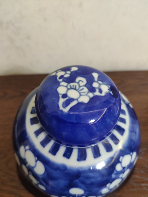 古玩陶瓷青花留白梅紋蓋罐拍賣，當(dāng)前價(jià)格8500元