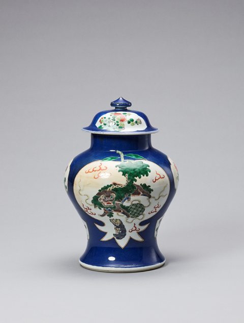 古玩陶瓷藍釉開光五彩太師少師博古插花紋將軍罐拍賣，當前價格12800元