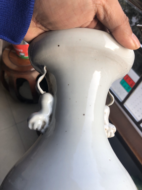 古玩陶瓷白釉獅耳盤(pán)口瓶拍賣(mài)，當(dāng)前價(jià)格8000元