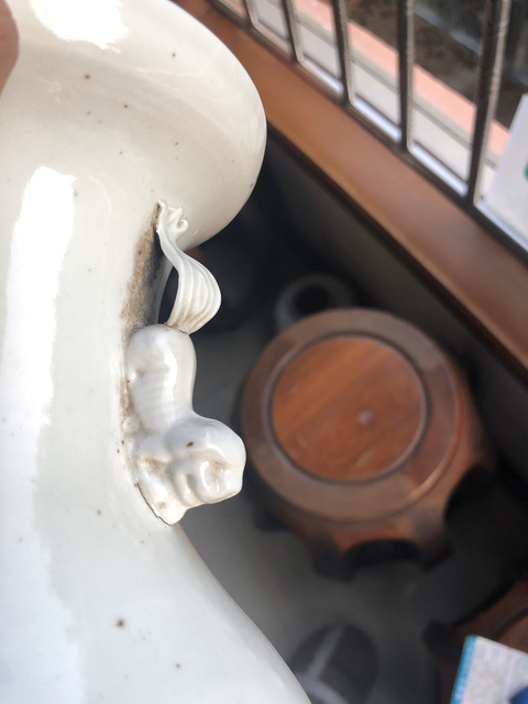 古玩陶瓷白釉獅耳盤(pán)口瓶拍賣(mài)，當(dāng)前價(jià)格8000元