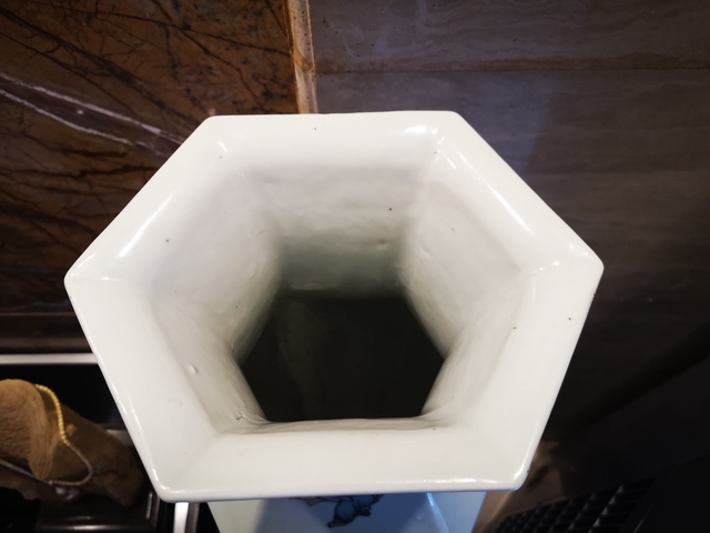 古玩陶瓷民國粉彩人物六方瓶拍賣，當前價格12800元