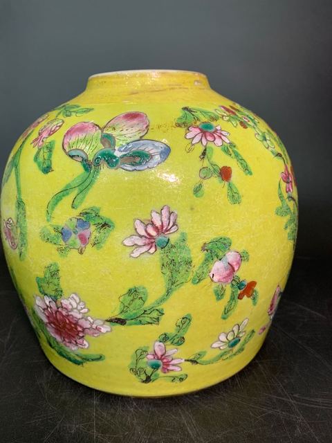 古玩陶瓷清中期風格粉彩花卉紋罐拍賣，當前價格9800元