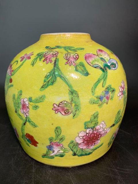 古玩陶瓷清中期風格粉彩花卉紋罐拍賣，當前價格9800元