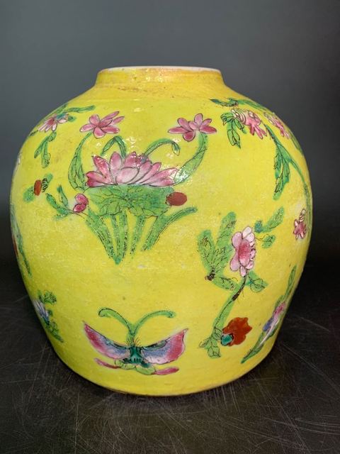 古玩陶瓷清中期風格粉彩花卉紋罐拍賣，當前價格9800元