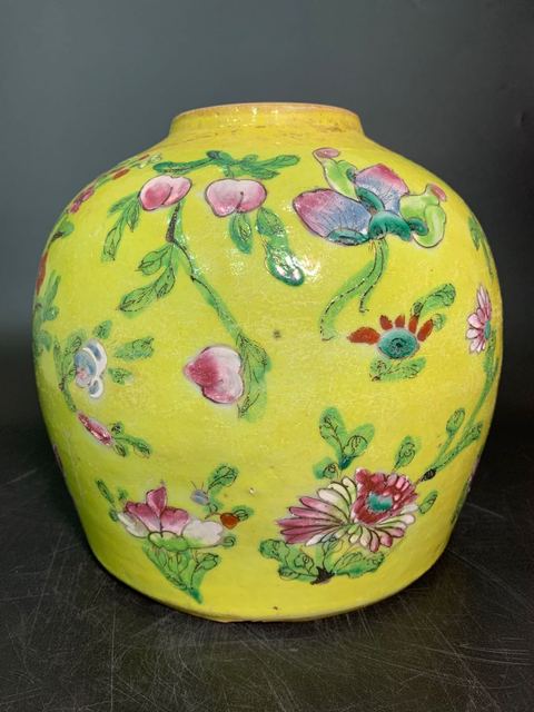 古玩陶瓷清中期風格粉彩花卉紋罐拍賣，當前價格9800元