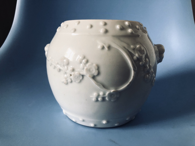 古玩陶瓷白釉鼓形貼塑梅花紋鋪首罐拍賣，當(dāng)前價(jià)格15680元
