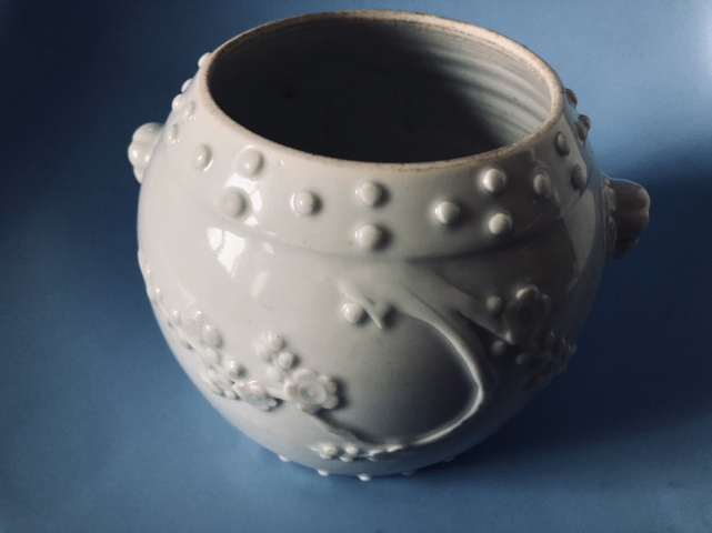 古玩陶瓷白釉鼓形貼塑梅花紋鋪首罐拍賣，當(dāng)前價(jià)格15680元