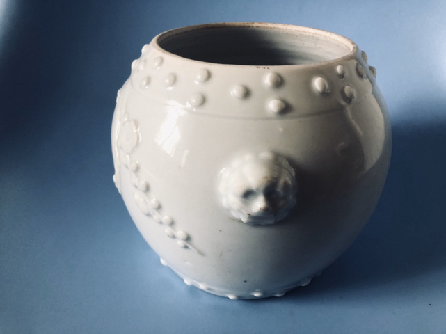 古玩陶瓷白釉鼓形貼塑梅花紋鋪首罐拍賣，當(dāng)前價(jià)格15680元