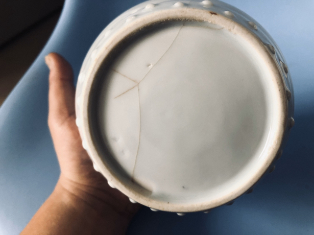 古玩陶瓷白釉鼓形貼塑梅花紋鋪首罐拍賣，當(dāng)前價(jià)格15680元