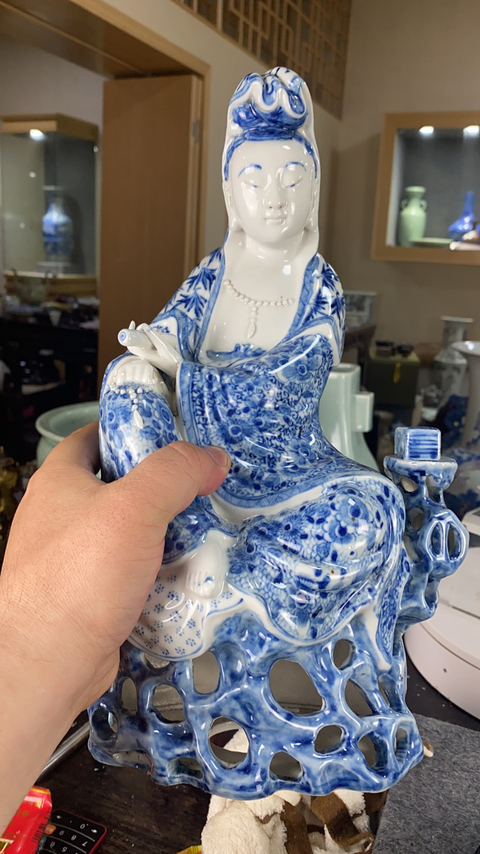 古玩陶瓷建國初期青花觀音瓷塑坐像拍賣，當前價格13800元