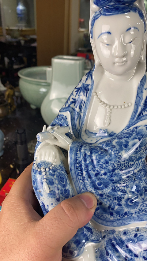 古玩陶瓷建國初期青花觀音瓷塑坐像拍賣，當前價格13800元