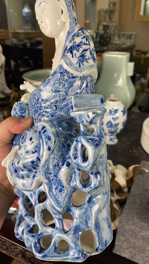 古玩陶瓷建國初期青花觀音瓷塑坐像拍賣，當前價格13800元