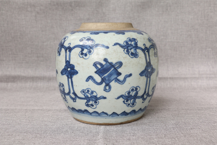 古玩陶瓷康熙花間雜寶紋青花罐拍賣，當(dāng)前價(jià)格3999元
