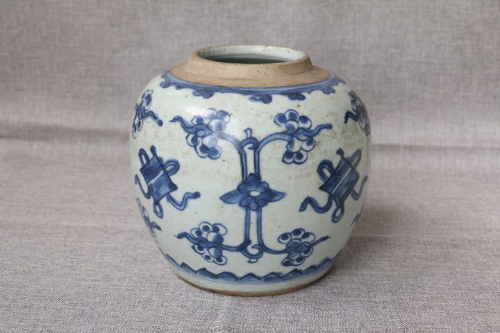 古玩陶瓷康熙花間雜寶紋青花罐拍賣，當(dāng)前價(jià)格3999元