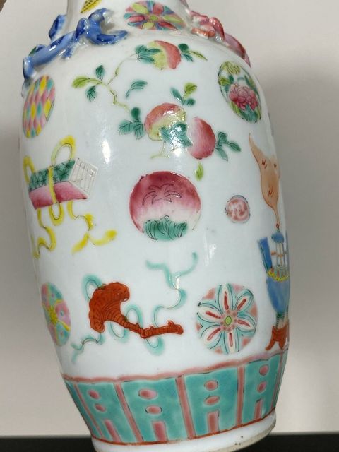 古玩陶瓷粉彩博古花卉壽桃紋雙耳花口瓶拍賣，當前價格8000元