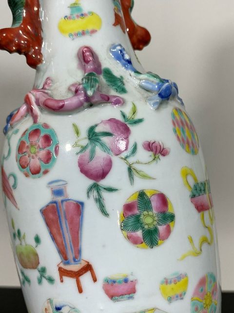 古玩陶瓷粉彩博古花卉壽桃紋雙耳花口瓶拍賣，當前價格8000元