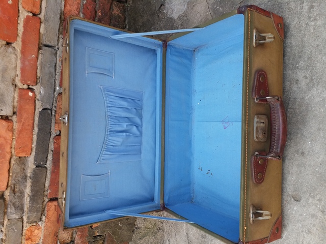 古玩雜項皮箱拍賣，當前價格11000元