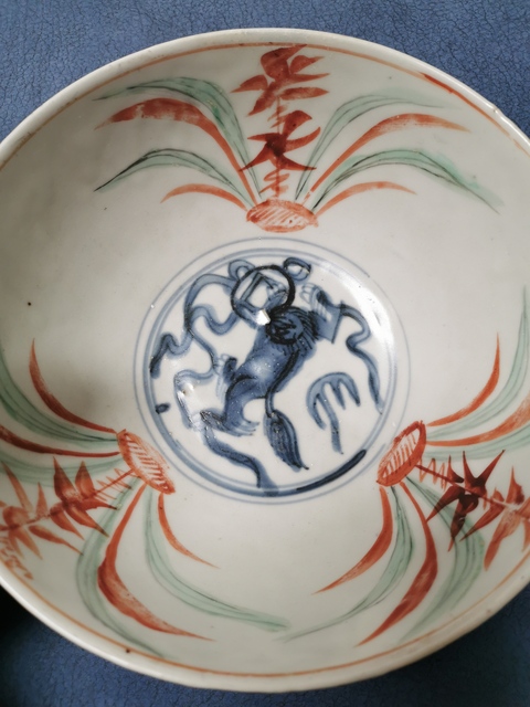 古玩陶瓷青花紅綠彩獅子繡球花卉紋碗拍賣，當前價格9850元