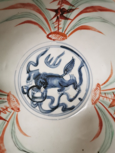 古玩陶瓷青花紅綠彩獅子繡球花卉紋碗拍賣，當前價格9850元