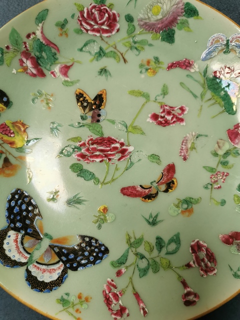 古玩陶瓷豆青釉廣彩蝶戀花紋大盤拍賣，當前價格10000元