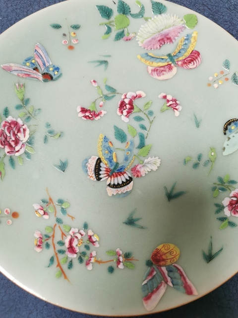 古玩陶瓷豆青釉廣彩蝶戀花紋大盤拍賣，當前價格10000元