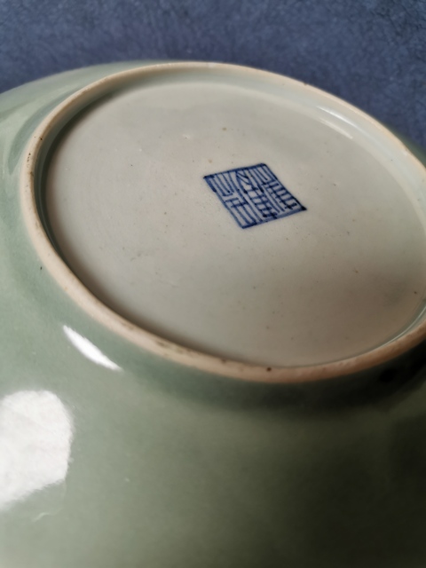 古玩陶瓷豆青釉廣彩蝶戀花紋大盤拍賣，當前價格10000元