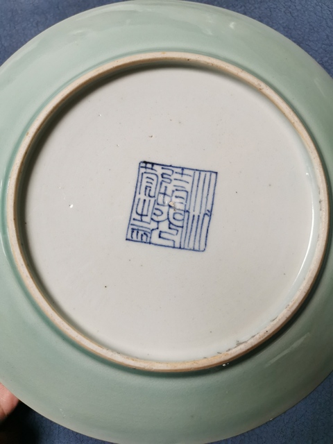 古玩陶瓷豆青釉廣彩蝶戀花紋大盤拍賣，當前價格10000元