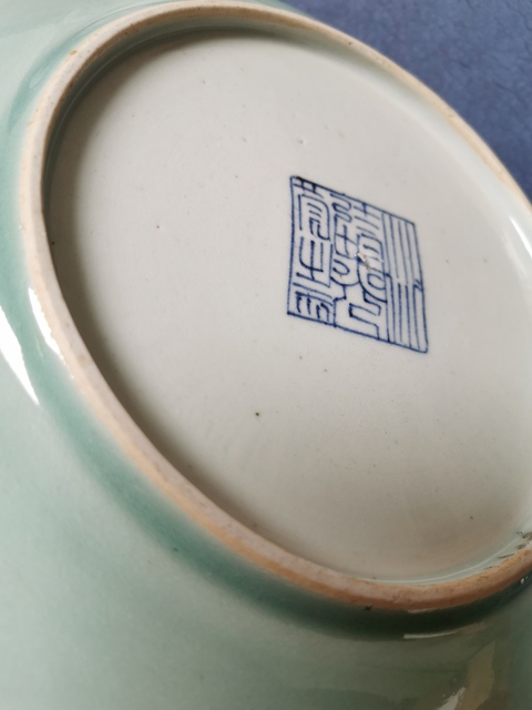 古玩陶瓷豆青釉廣彩蝶戀花紋大盤拍賣，當前價格10000元