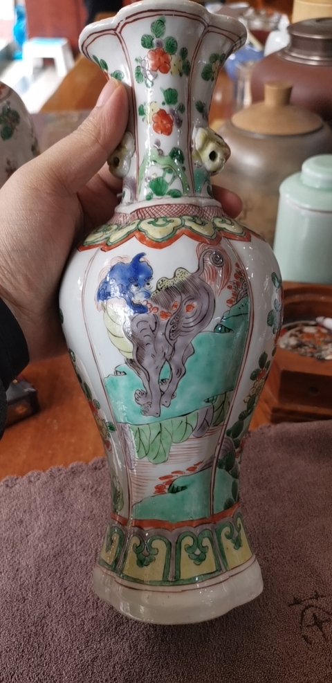 古玩陶瓷五彩瑞獸紋海棠形獅耳瓶拍賣，當前價格10800元