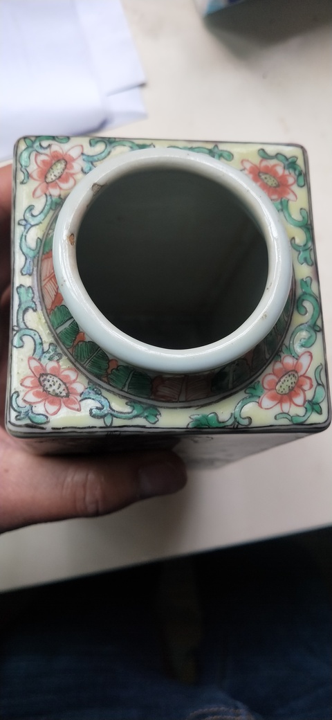 古玩陶瓷人物紋五彩琮式瓶拍賣，當前價格7600元