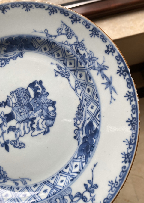 古玩陶瓷乾隆·青花花卉博古紋盤拍賣，當前價格1969元