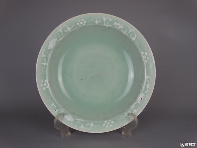 古玩陶瓷豆青釉堆白四季花卉紋盤拍賣，當前價格4900元