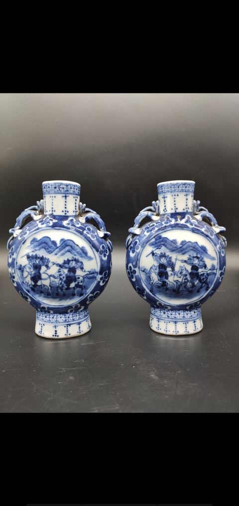 古玩陶瓷青花刀馬人抱月瓶拍賣(mài)，當(dāng)前價(jià)格10200元