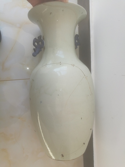 古玩陶瓷清末豆青釉青花博古插花紋雙耳大瓶拍賣，當前價格200元