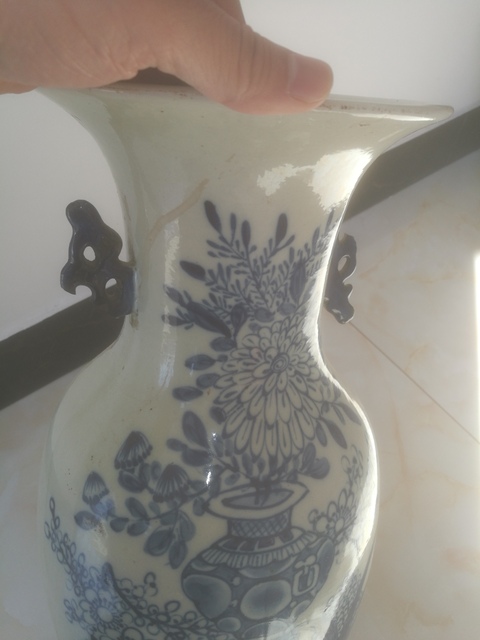 古玩陶瓷清末豆青釉青花博古插花紋雙耳大瓶拍賣，當前價格200元